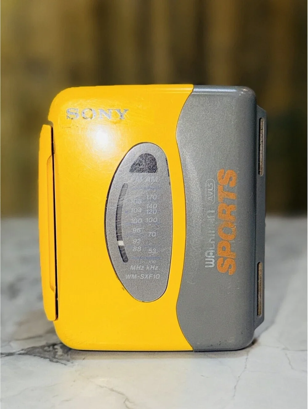 Sony Sports WM-SXF10 AM/FM Cassette Walkman Yellow Tested Works Radio AVLS